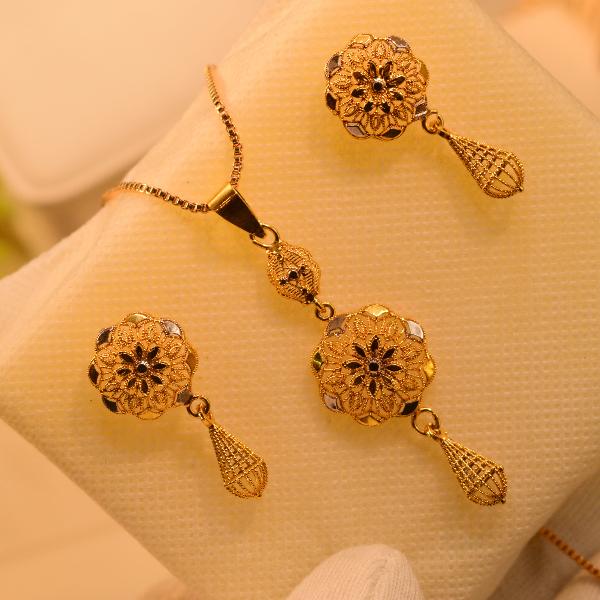 Dazzling Floral Design Gold Plated Pendant Necklace Set for Girls/Women